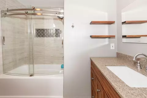 Bath - 6474 Bedview Dr, Saline, MI 48176 photo 4 of 5