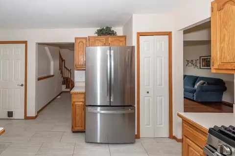 Kitchen - 6474 Bedview Dr, Saline, MI 48176 photo 6 of 8
