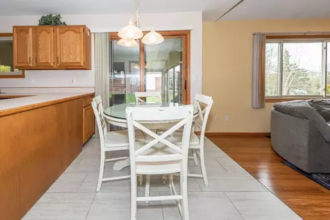 Kitchen - 6474 Bedview Dr, Saline, MI 48176 photo 7 of 8