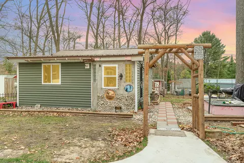 4120 Oak Ridge Dr, Harrison, MI 48625