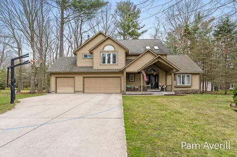 4068 Oak Hollow Ct, Norton Shores, MI 49441