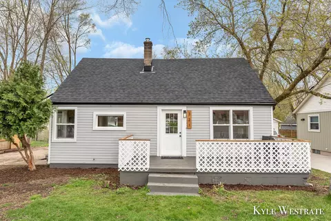 321 Northland Dr NE, Rockford, MI 49341