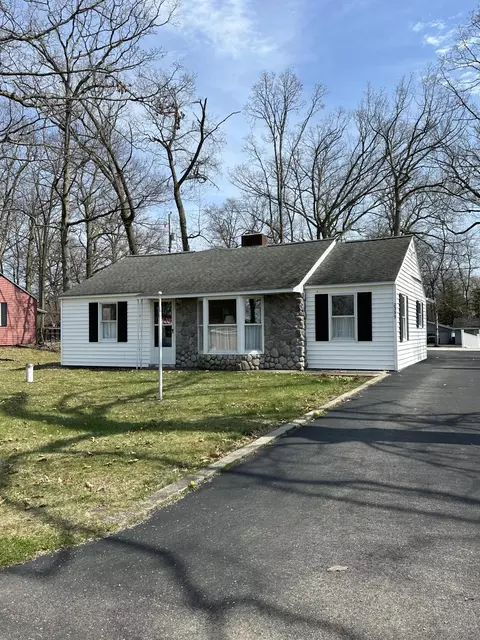 2399 Sylvan Dr, Hillsdale, MI 49242