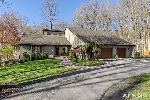 9755 Ravine Ridge Dr SE, Caledonia, MI 49316