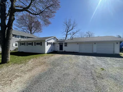 9548 S Lakeshore Dr, Pentwater, MI 49449