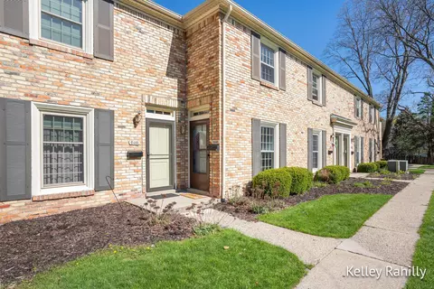 2468 Abbington Dr SE, Grand Rapids, MI 49506