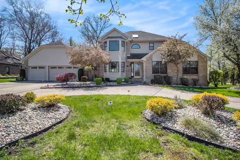 8995 Marquette Dr, Grosse Ile, MI 48138