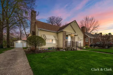 2618 Oakwood Ave NE, Grand Rapids, MI 49505