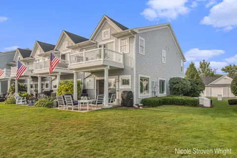 937 W Savidge St, Spring Lake, MI 49456