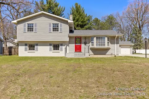 929 Oakcrest St SW, Wyoming, MI 49509