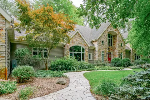 915 Eagle Lk, Kalamazoo, MI 49009