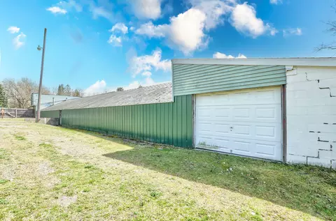 Exterior - 916-918 S Sutton Rd, Jackson, MI 49203 photo 15 of 19