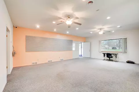 Living - 916-918 S Sutton Rd, Jackson, MI 49203 photo 6 of 7
