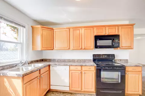 Kitchen - 916-918 S Sutton Rd, Jackson, MI 49203 photo 5 of 11