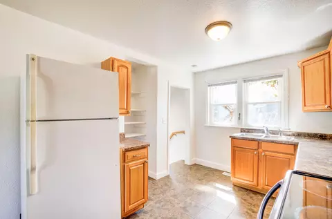 Kitchen - 916-918 S Sutton Rd, Jackson, MI 49203 photo 3 of 11