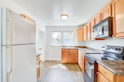 Kitchen - 916-918 S Sutton Rd, Jackson, MI 49203 photo 2 of 11