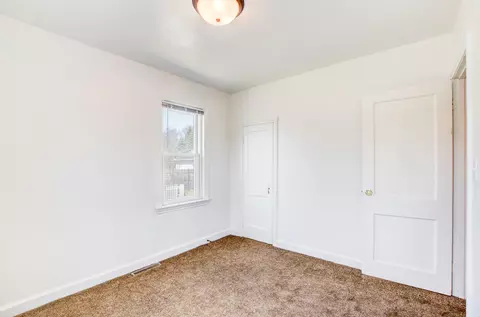 Bedroom - 916-918 S Sutton Rd, Jackson, MI 49203 photo 4 of 8