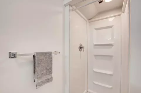 Bath - 916-918 S Sutton Rd, Jackson, MI 49203 photo 6 of 7