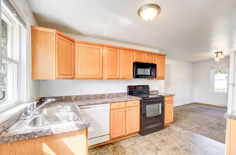 Kitchen - 916-918 S Sutton Rd, Jackson, MI 49203 photo 4 of 11
