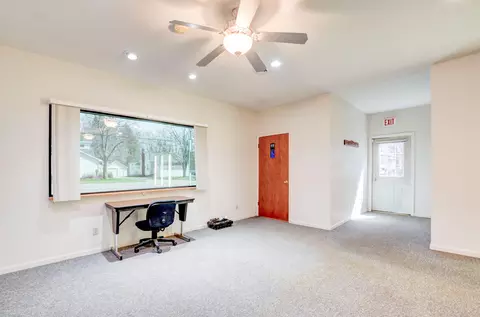 Living - 916-918 S Sutton Rd, Jackson, MI 49203 photo 3 of 7
