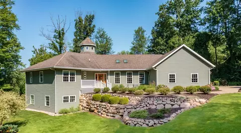 62193 41st St, Paw Paw, MI 49079