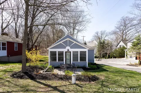 17264 Lake Ct, Holland, MI 49424