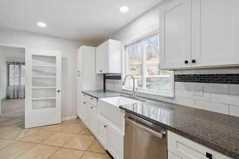 Kitchen - 2102 Dale Rd, Jackson, MI 49203 photo 4 of 5