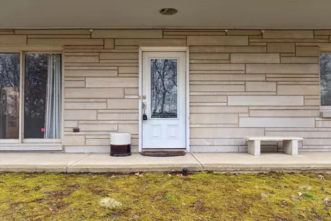 Exterior - 2102 Dale Rd, Jackson, MI 49203 photo 5 of 15