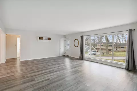 Living - 2102 Dale Rd, Jackson, MI 49203 photo 3 of 4
