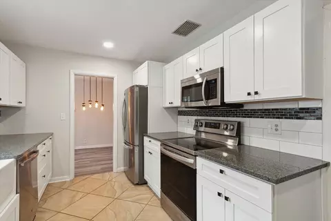 Kitchen - 2102 Dale Rd, Jackson, MI 49203 photo 2 of 5