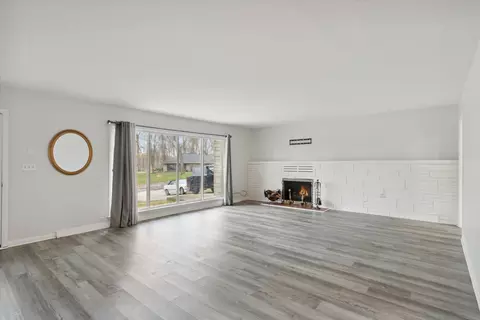 Living - 2102 Dale Rd, Jackson, MI 49203 photo 4 of 4