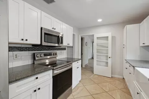 Kitchen - 2102 Dale Rd, Jackson, MI 49203 photo 3 of 5