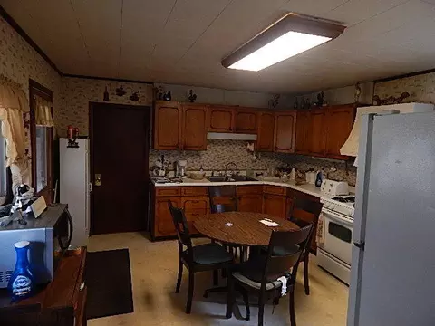 Kitchen - 2251 Glasgow Rd, Jackson, MI 49201 photo 1 of 1