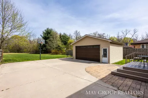 Exterior - 1040 Kusterer Dr NW, Walker, MI 49534 photo 7 of 8