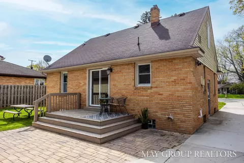 Exterior - 1040 Kusterer Dr NW, Walker, MI 49534 photo 6 of 8