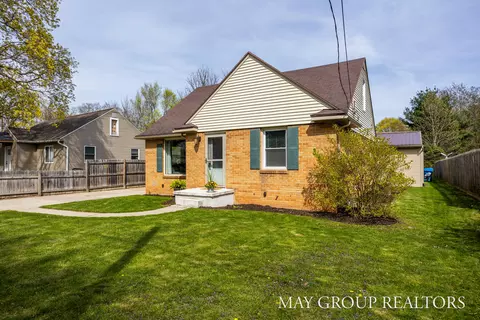 Exterior - 1040 Kusterer Dr NW, Walker, MI 49534 photo 2 of 8