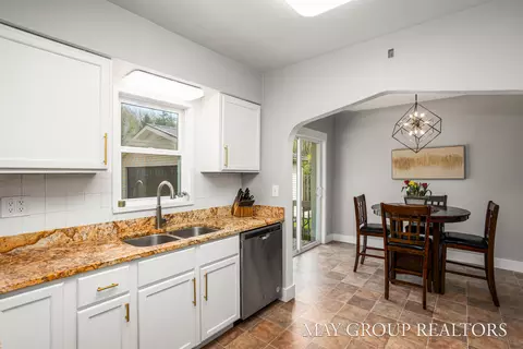 Kitchen - 1040 Kusterer Dr NW, Walker, MI 49534 photo 3 of 3