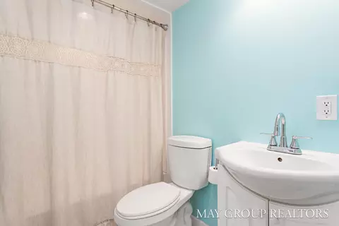 Bath - 1040 Kusterer Dr NW, Walker, MI 49534 photo 2 of 2