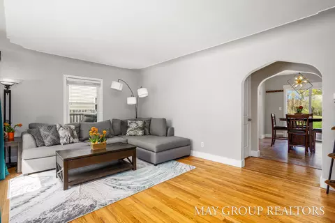 Living - 1040 Kusterer Dr NW, Walker, MI 49534 photo 4 of 9
