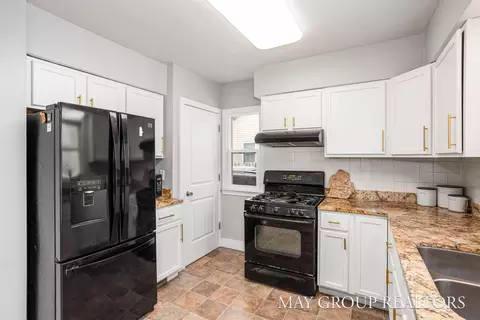 Kitchen - 1040 Kusterer Dr NW, Walker, MI 49534 photo 1 of 3