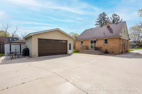 Exterior - 1040 Kusterer Dr NW, Walker, MI 49534 photo 4 of 8