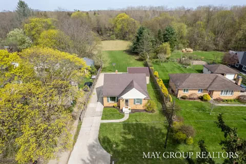 Exterior - 1040 Kusterer Dr NW, Walker, MI 49534 photo 5 of 8
