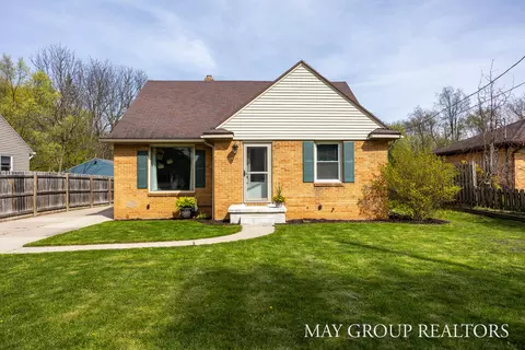 1040 Kusterer Dr NW, Walker, MI 49534