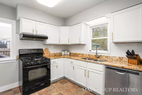Kitchen - 1040 Kusterer Dr NW, Walker, MI 49534 photo 2 of 3