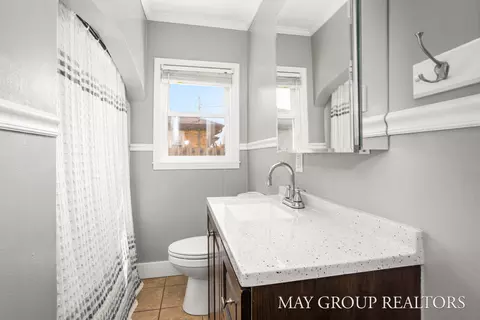 Bath - 1040 Kusterer Dr NW, Walker, MI 49534 photo 1 of 2