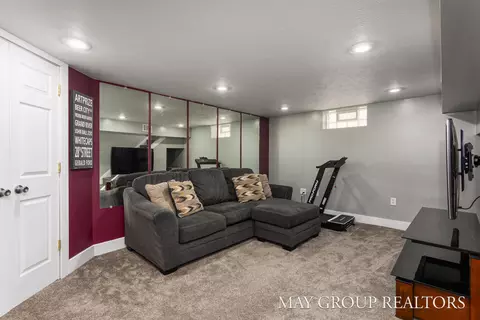 Living - 1040 Kusterer Dr NW, Walker, MI 49534 photo 8 of 9