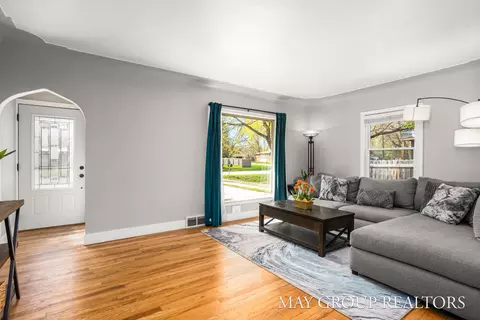 Living - 1040 Kusterer Dr NW, Walker, MI 49534 photo 5 of 9