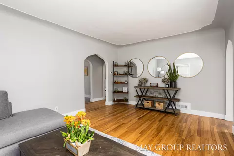 Living - 1040 Kusterer Dr NW, Walker, MI 49534 photo 3 of 9