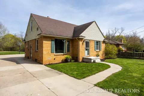 Exterior - 1040 Kusterer Dr NW, Walker, MI 49534 photo 3 of 8
