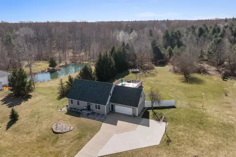 5228 Dio Dr NE, Cedar Springs, MI 49319